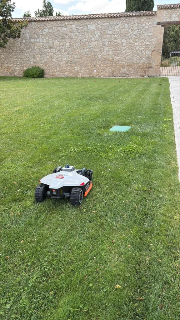 Robot cortacésped en funcionamiento