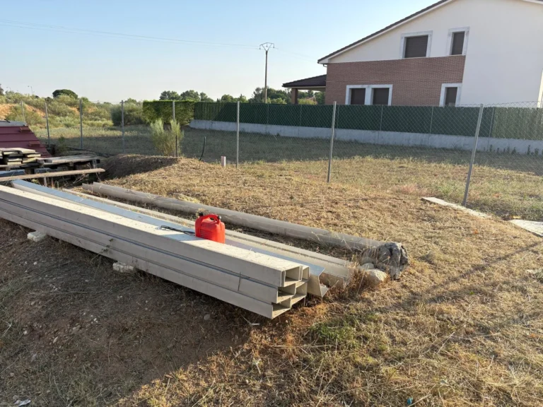 Parcela con cerramiento metálico antes del desbroce